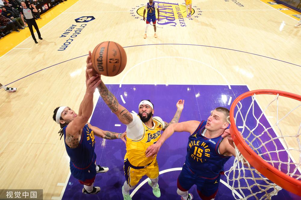 搀扶离场 搀扶离场